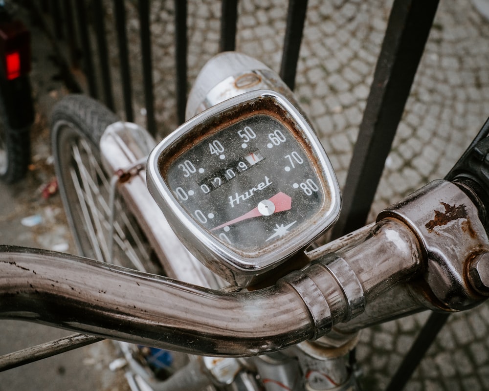 Velocímetro de motocicleta negro y plateado