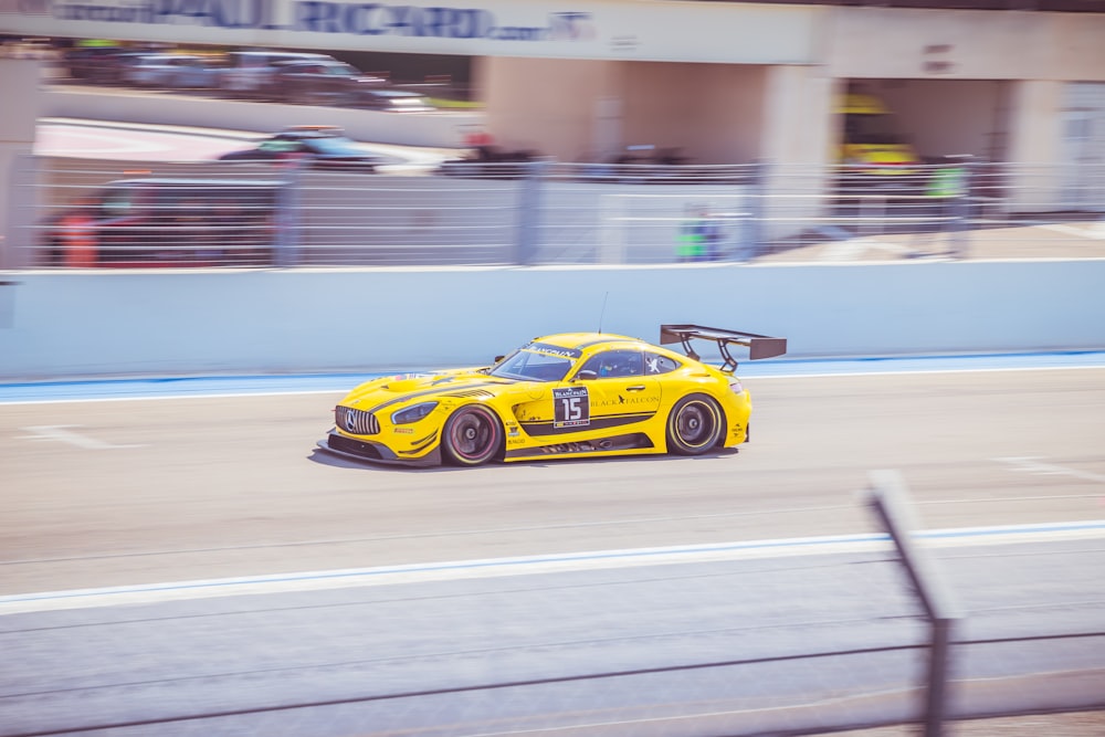 Porsche 911 jaune et noire sur route