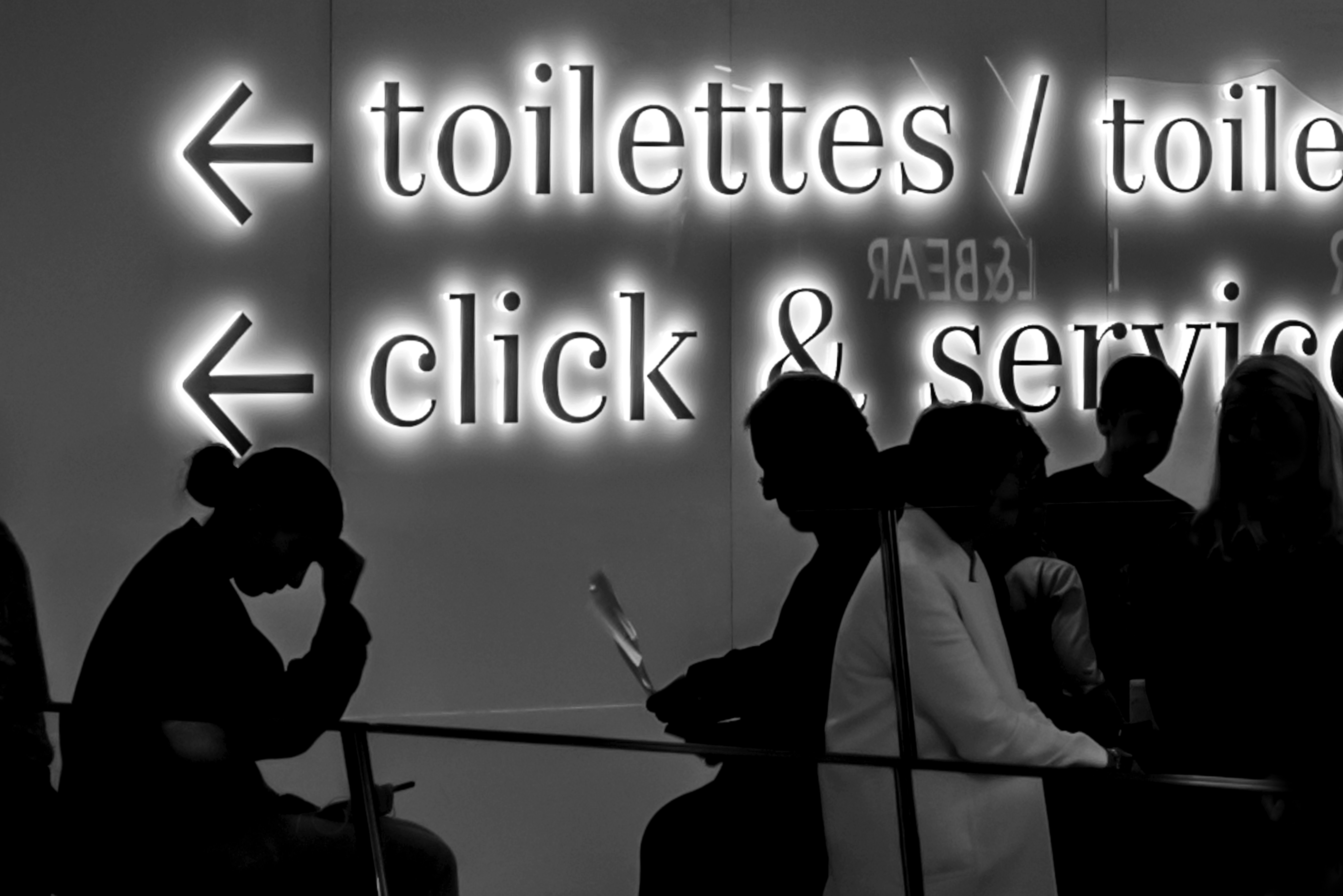 A smart toilet connected to a smartphone app for easy health monitoring