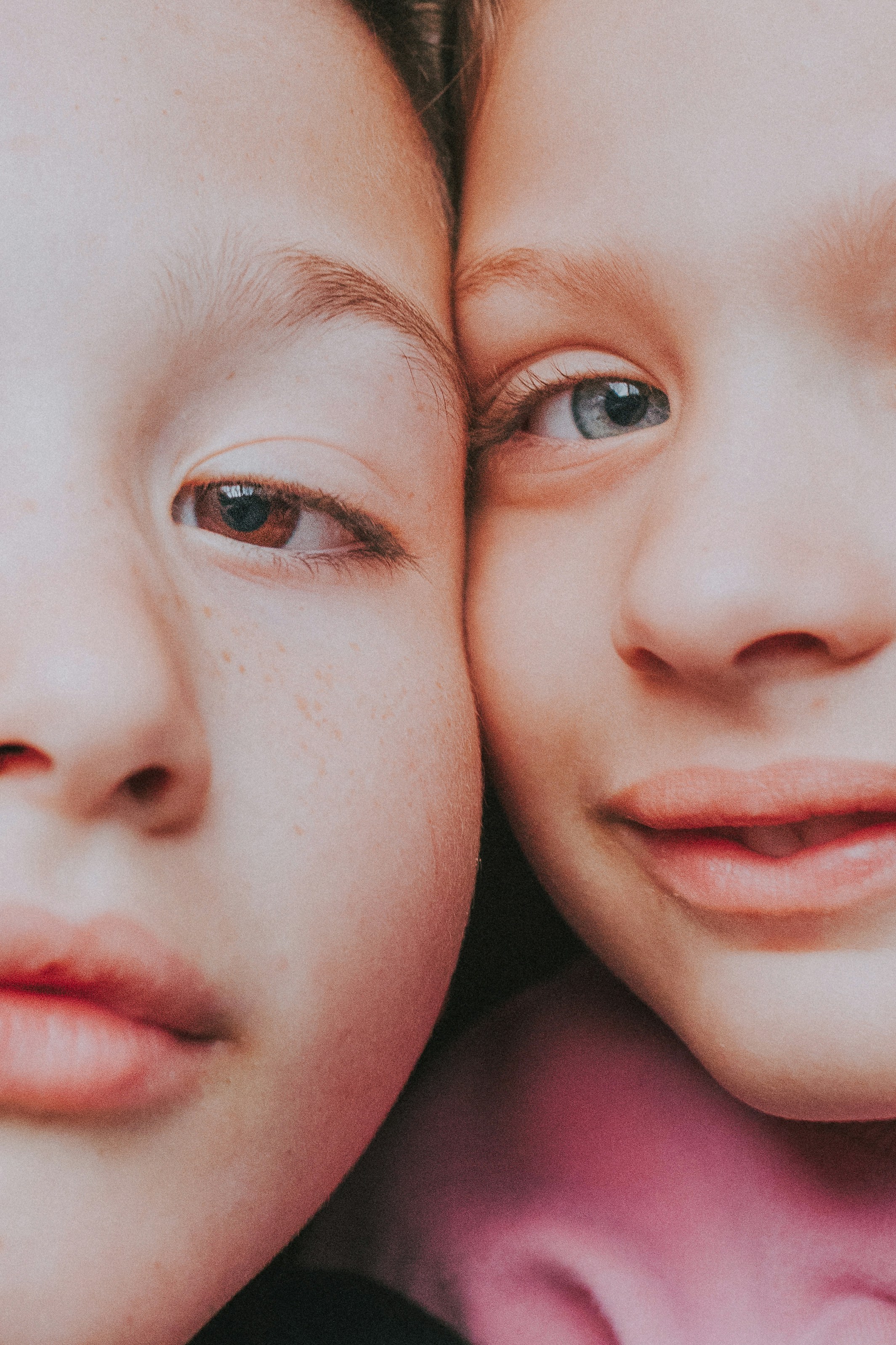 faccia di donna con gli occhi azzurri