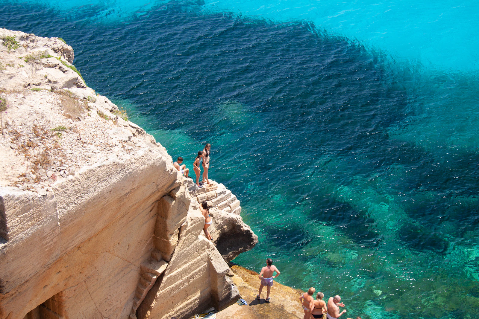 Formaciones rocosas sobre agua turquesa en Favignana, islas Egadi