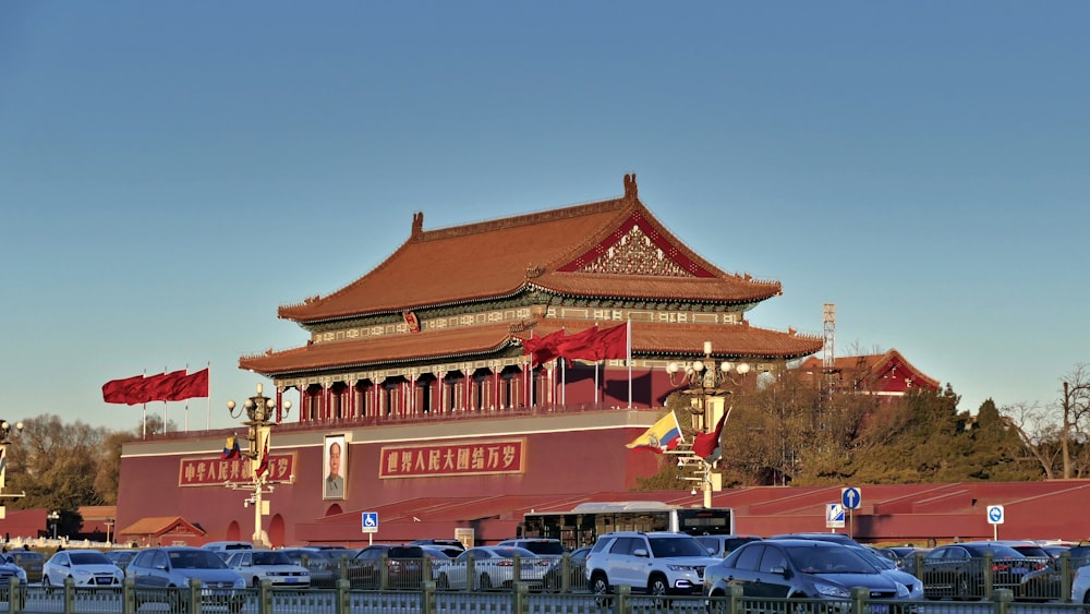 edificio in legno rosso e marrone