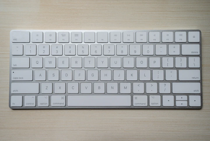 Teclado inalámbrico silencioso en una mesa de trabajo