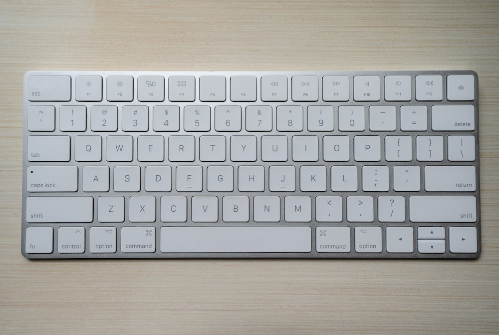 Teclado de computadora plateado y blanco