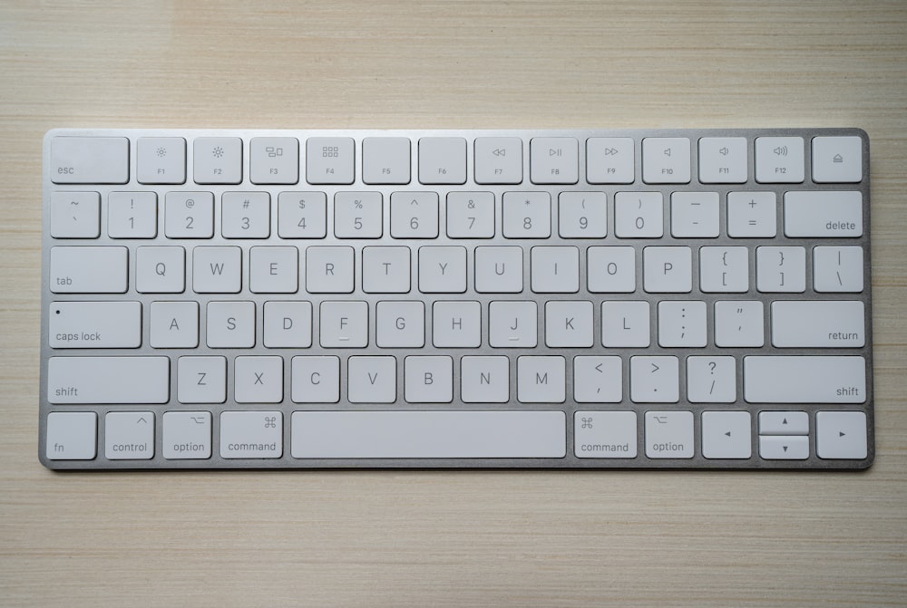 シルバーとホワイトのコンピューターキーボード