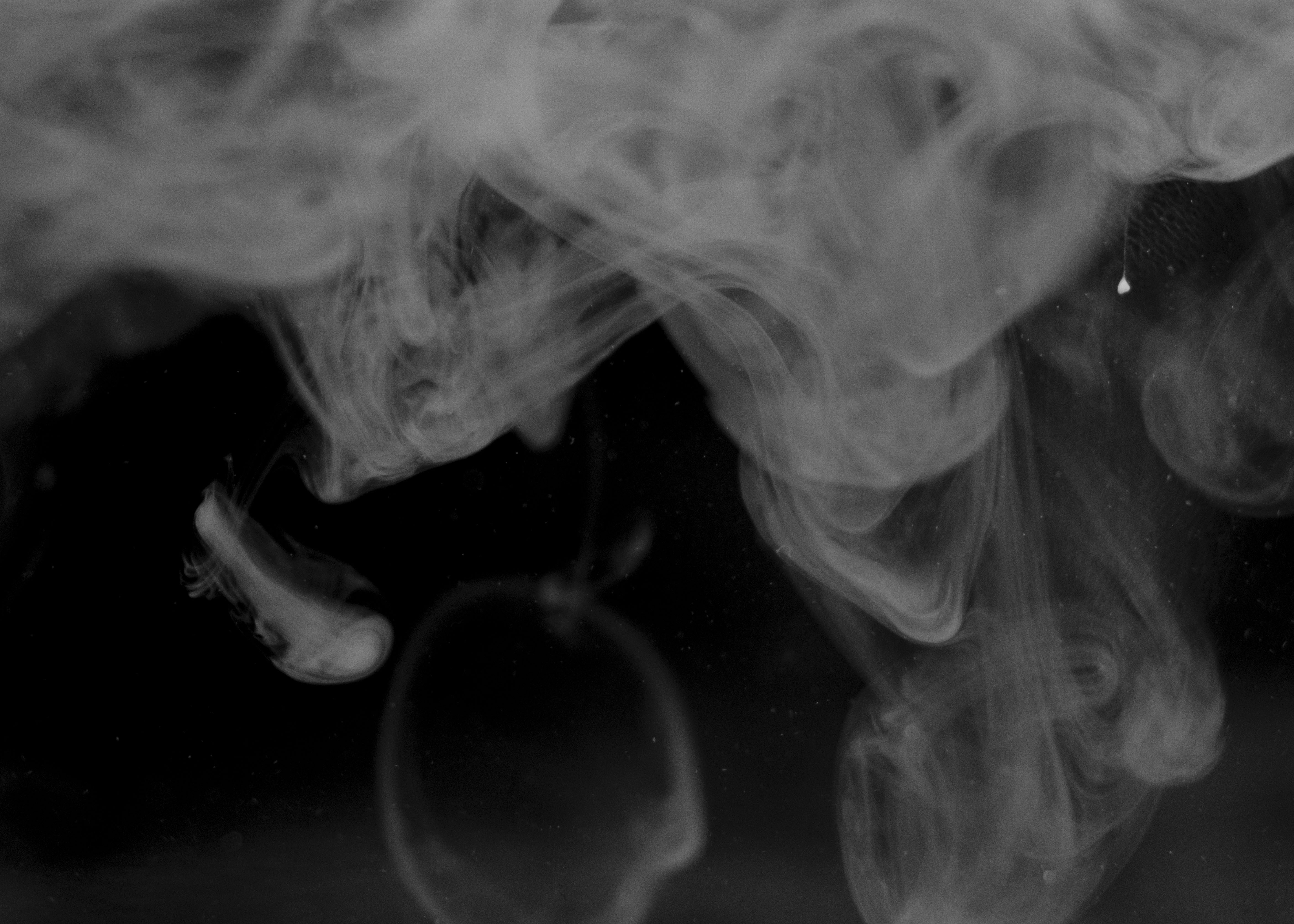 暗い部屋に白い煙の写真 Unsplashで見つける壁紙の無料写真