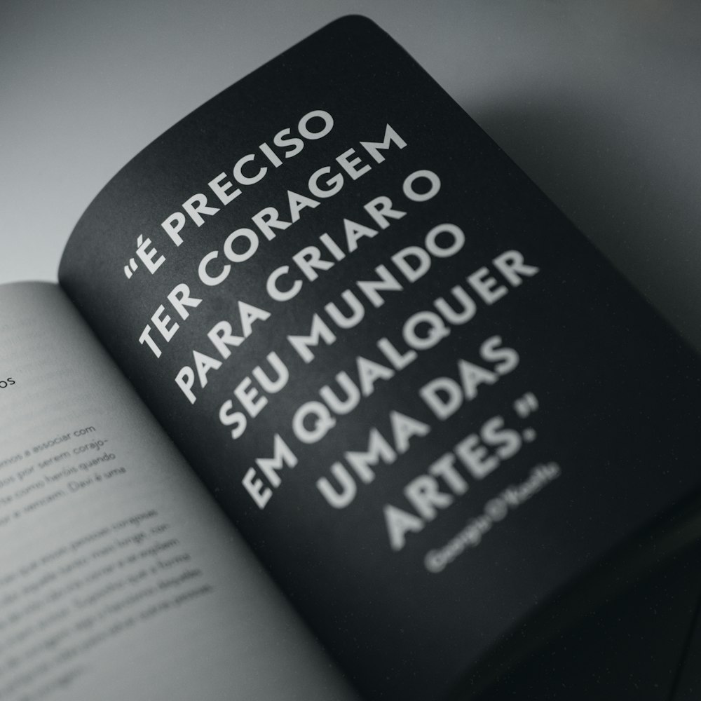 um livro aberto com algum tipo de texto