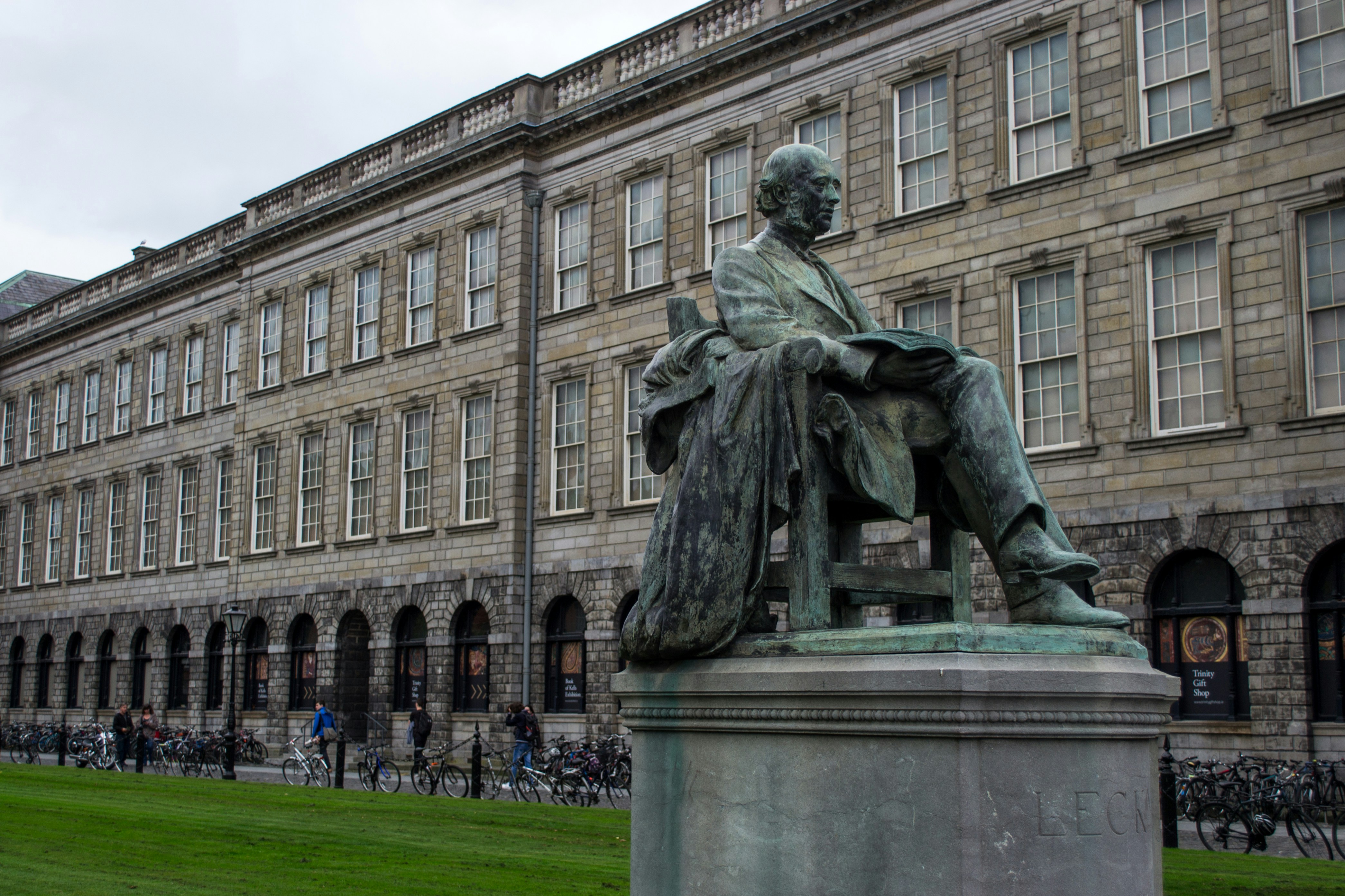 Statue d’homme en manteau devant le bâtiment pendant la journée