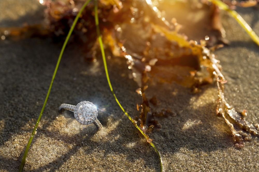 bague cloutée en argent et diamants