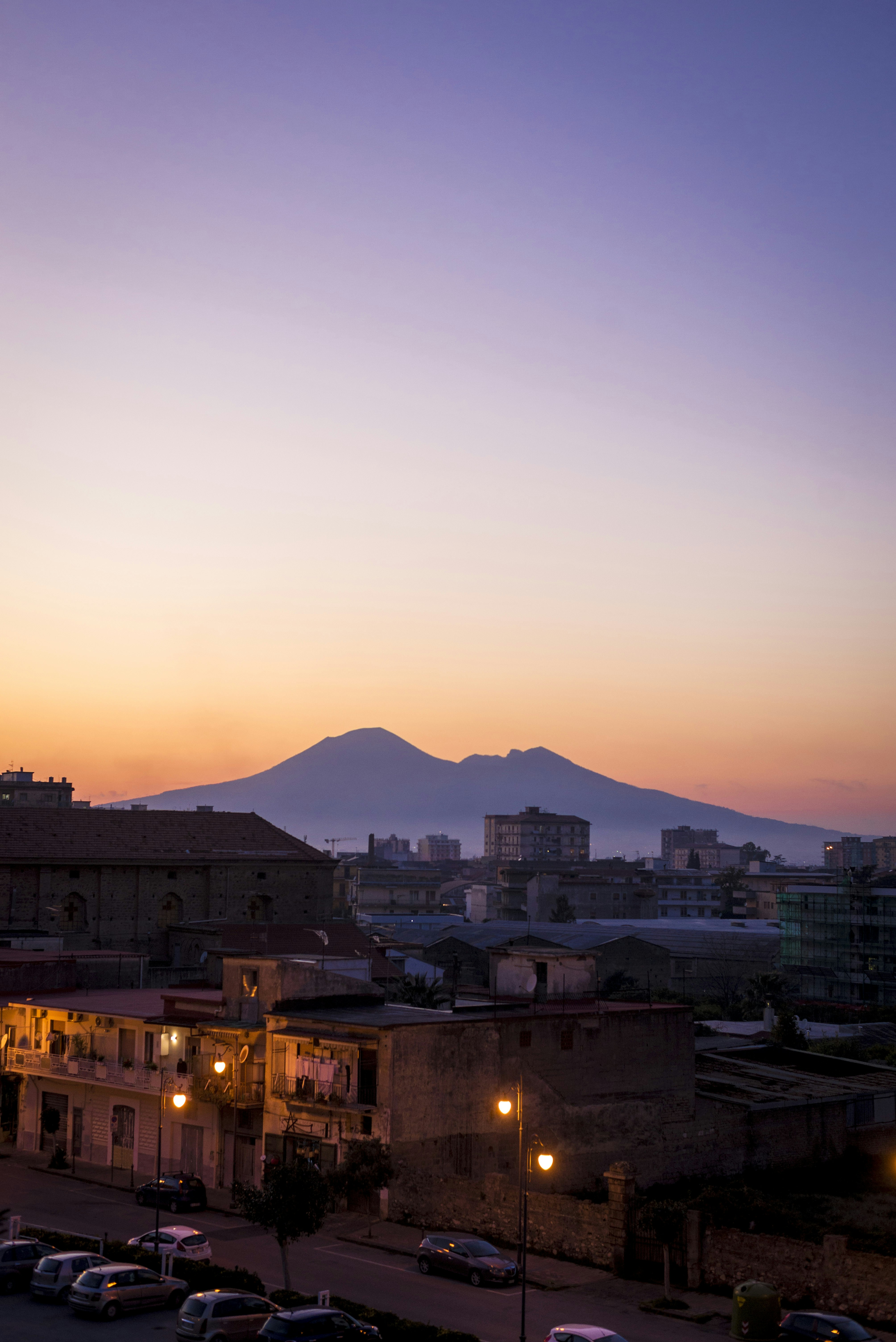 Una vista de una ciudad con una montaña al fondo