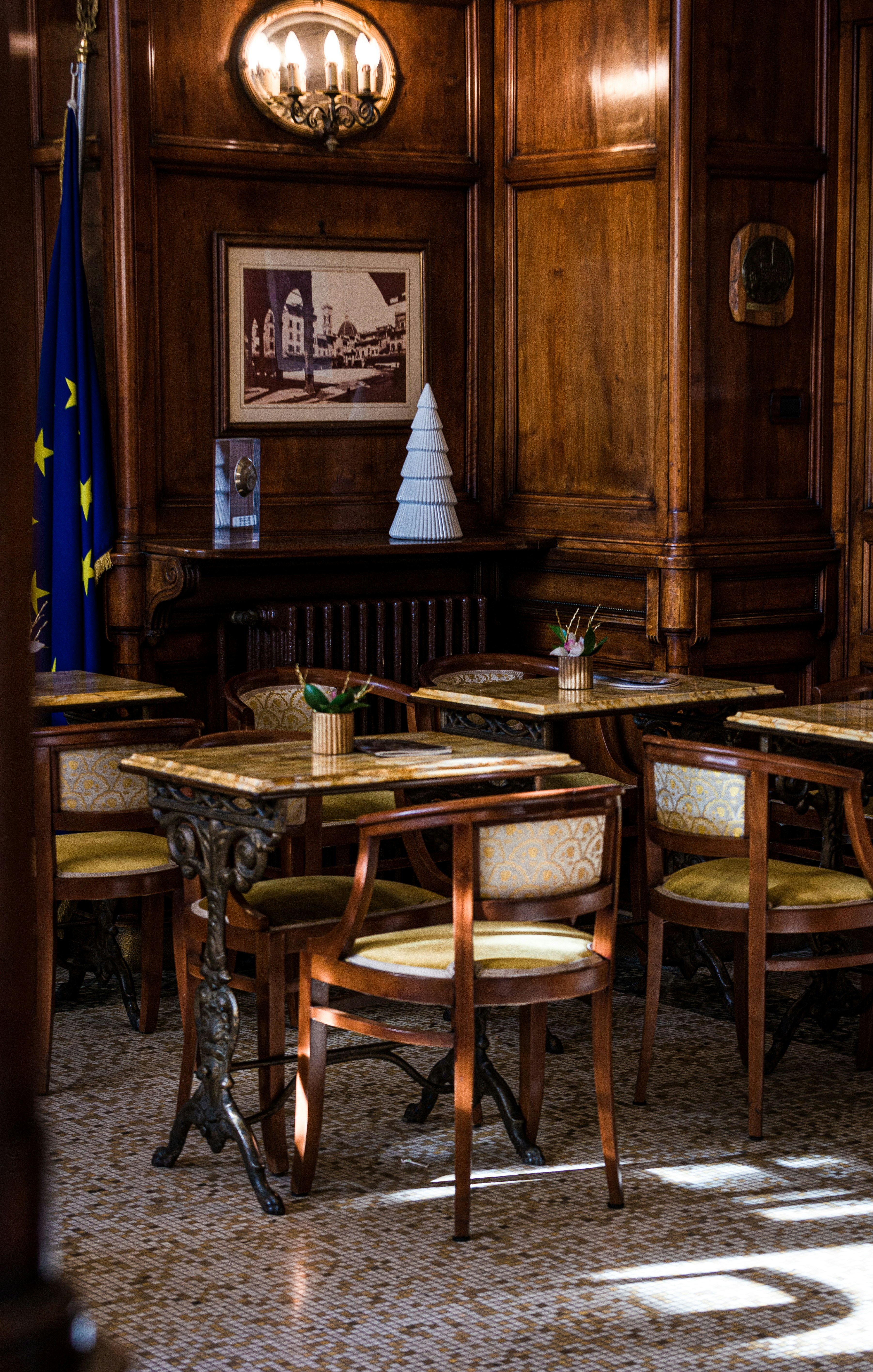 Mesa de madera marrón con sillas