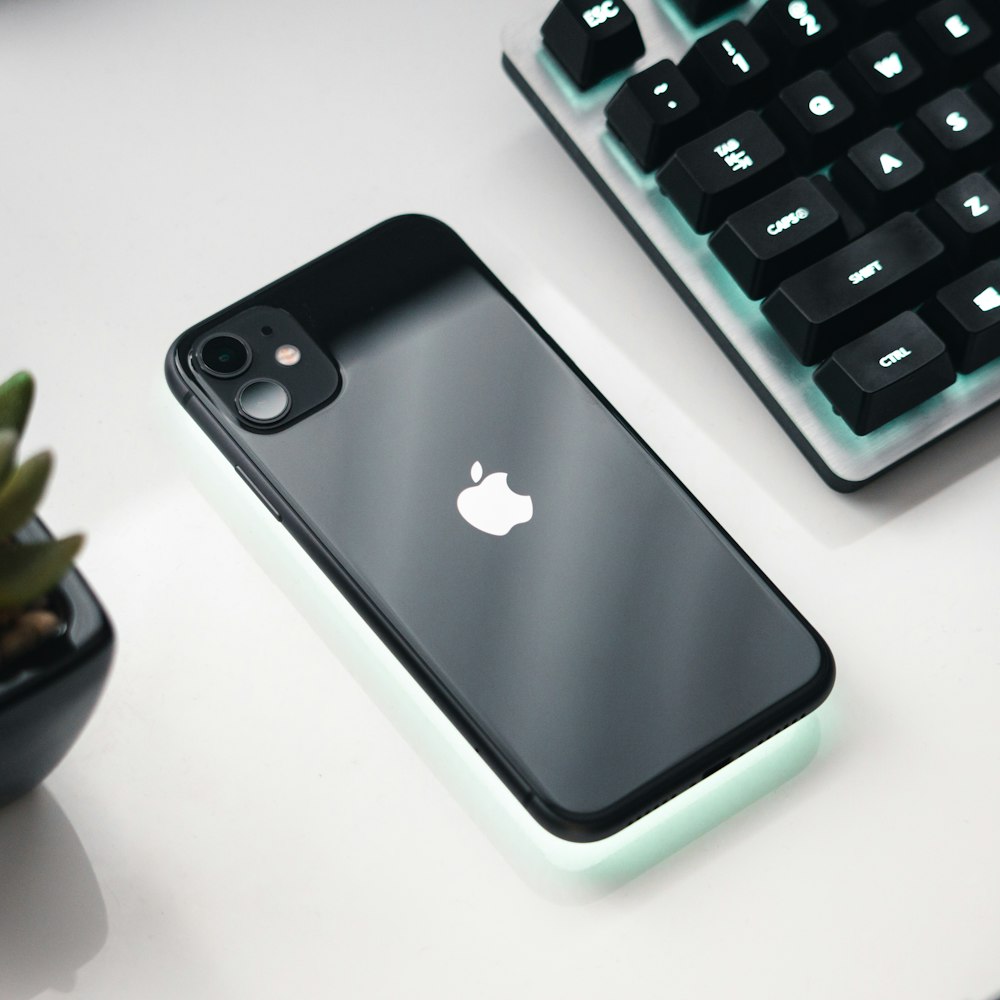 白いテーブルに黒の Iphone 7の写真 Unsplashで見つけるグレーの無料写真