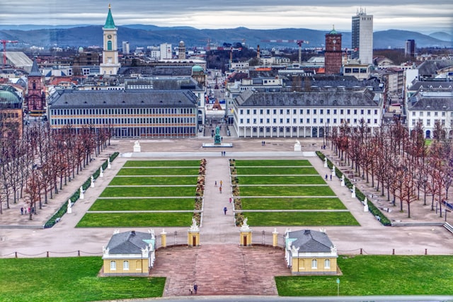 Der Blick vom Turm des Karlsruher Schlosses in die Innenstadt