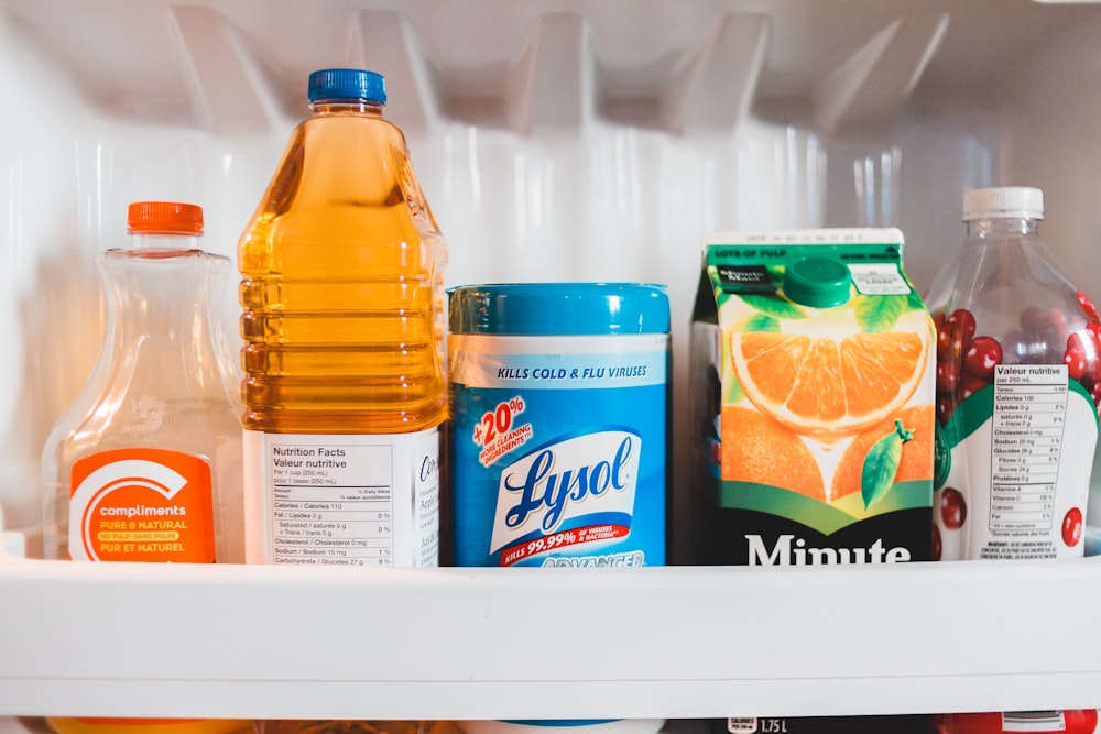 un frigorifero pieno di molti tipi diversi di bevande