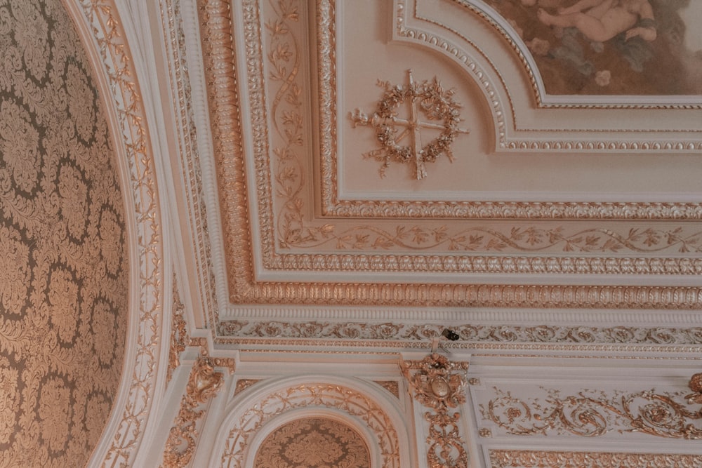 brown and beige floral ceiling