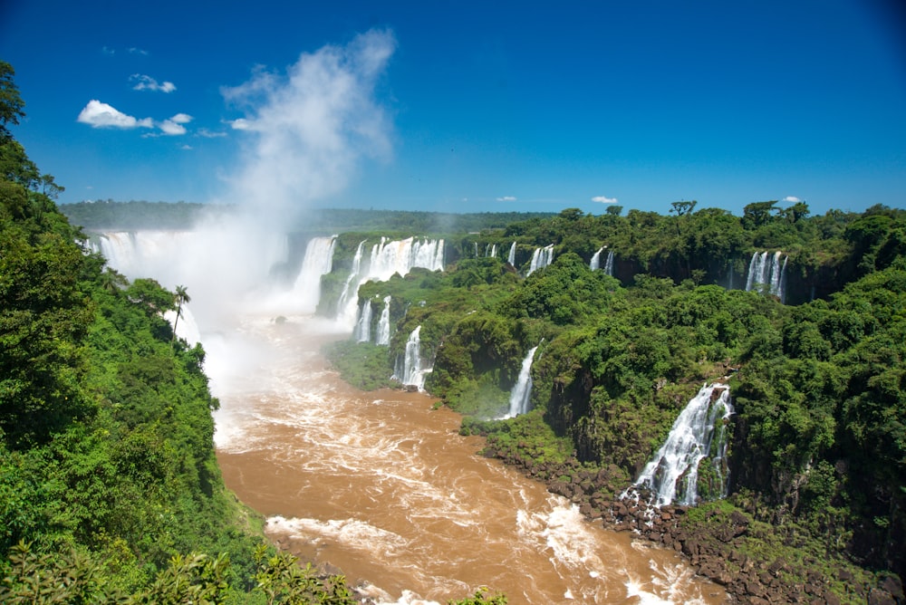 Cascadas bajo el cielo azul durante el día