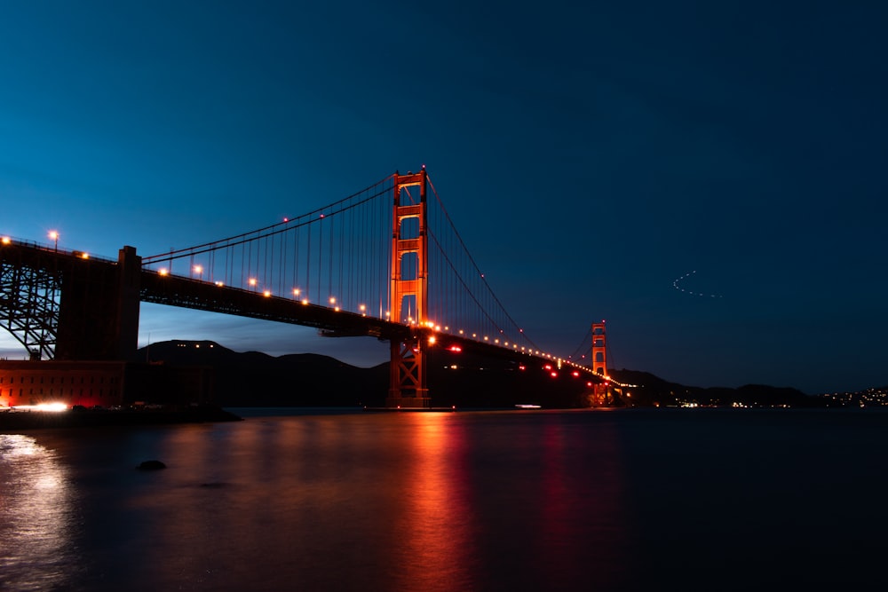 ponte do portão dourado durante a noite