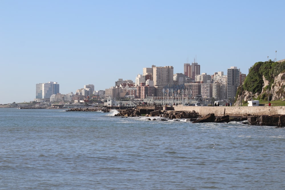 horizonte da cidade através do corpo de água durante o dia