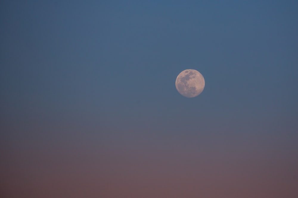 Luna llena en el cielo