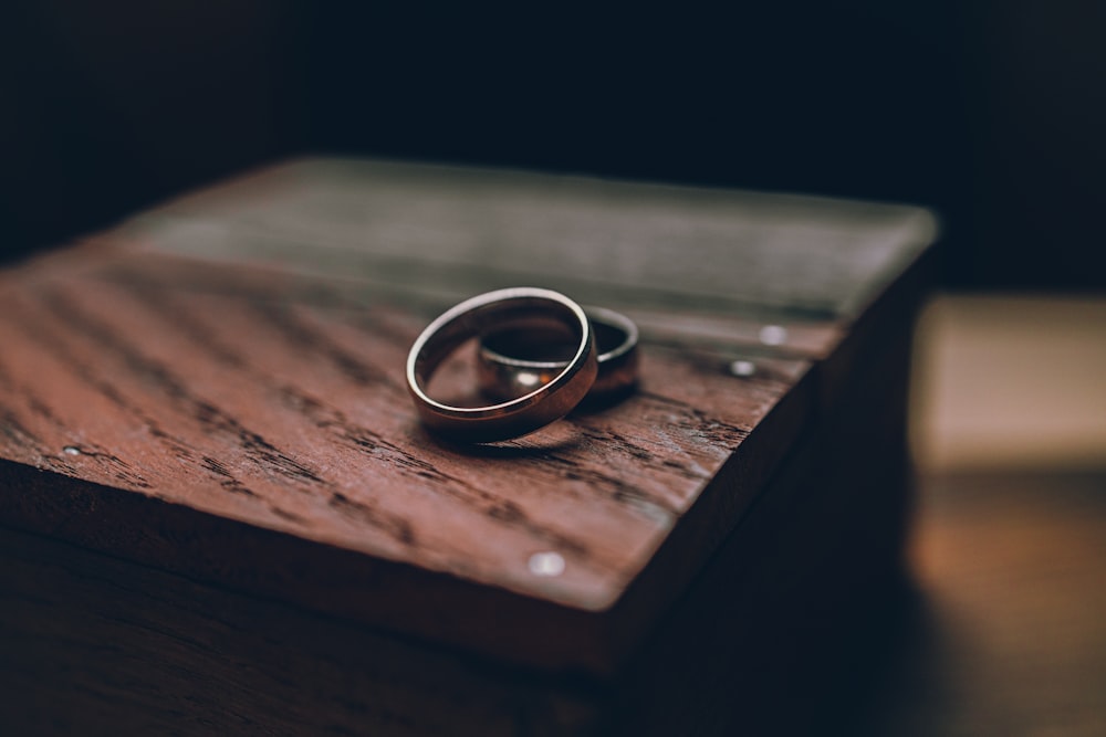 anel de prata na mesa de madeira marrom