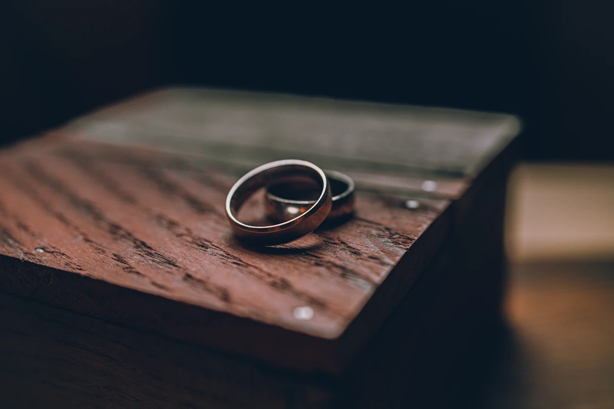 Sebuah cincin perak di atas meja kayu cokelat.
