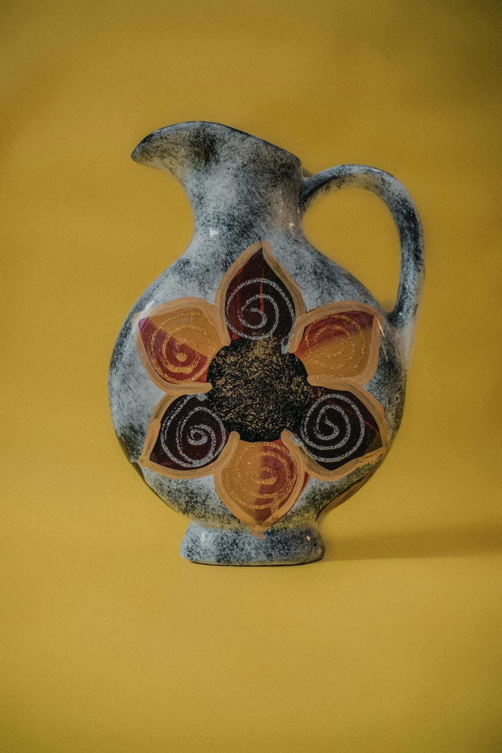 青と茶色の陶器の花瓶