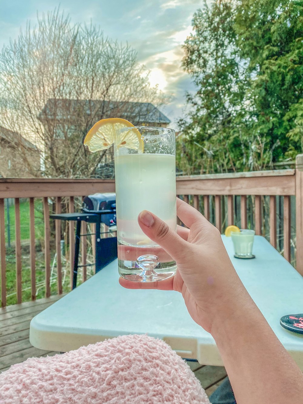 Vaso transparente con líquido blanco