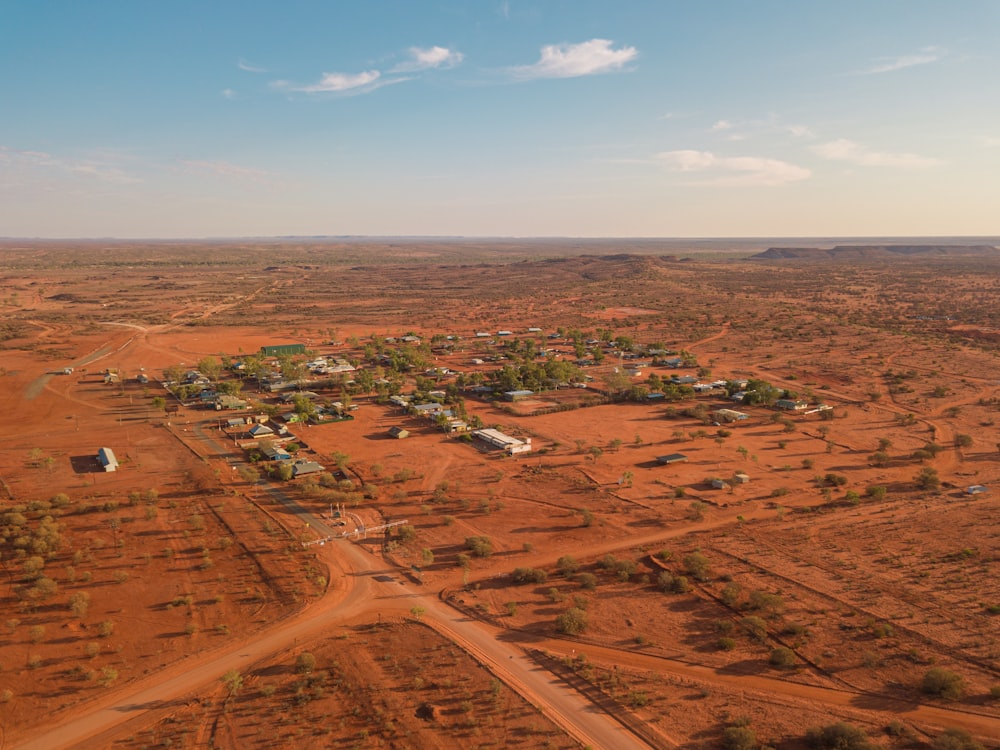 Vista aérea de un campo marrón bajo el cielo azul durante el día