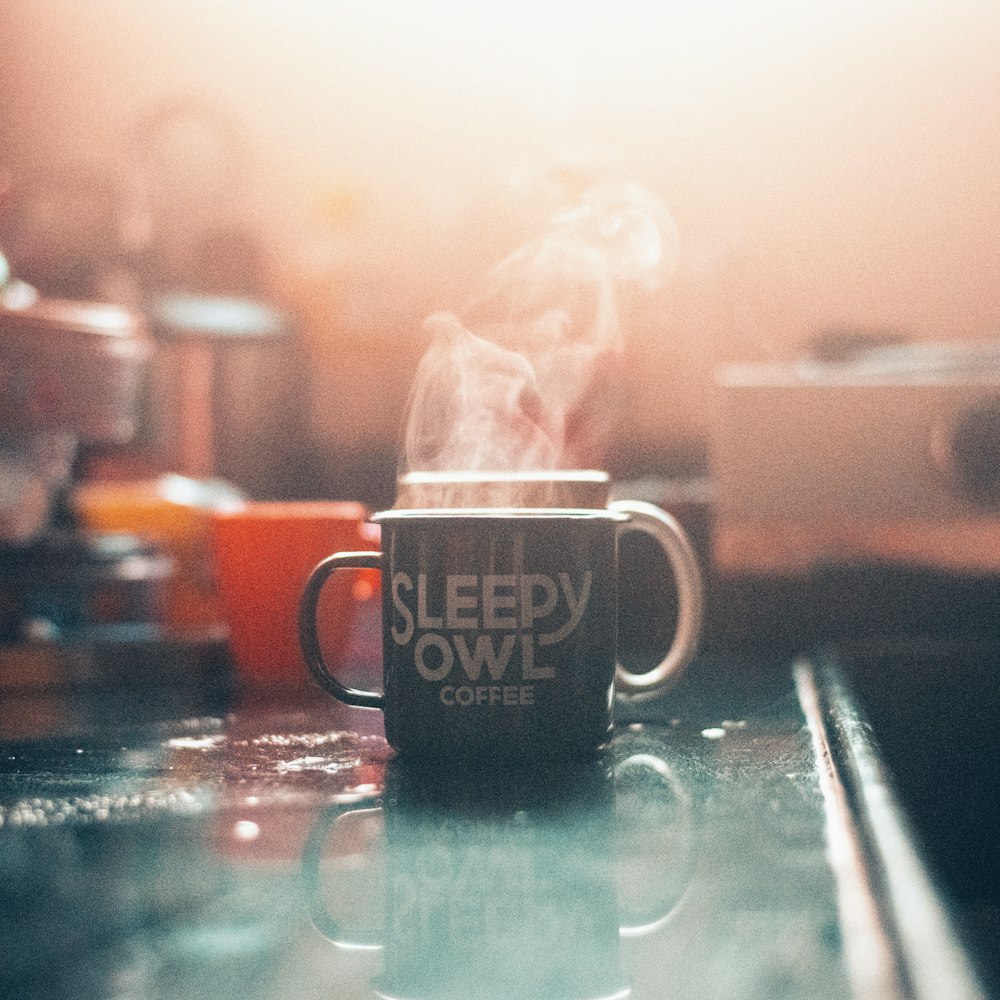 Mug en céramique blanche et noire sur table