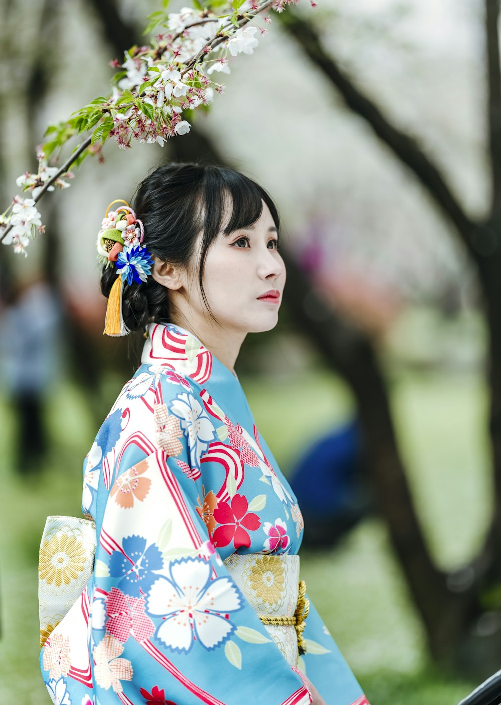 mulher no quimono floral vermelho e azul branco