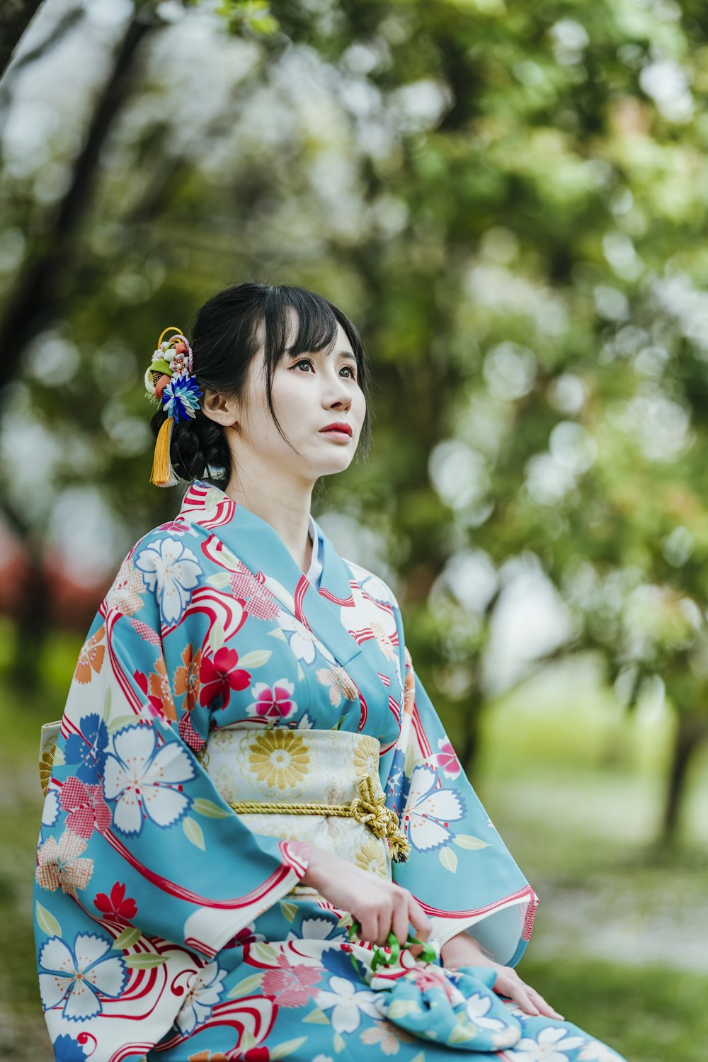 woman in white red and blue kimono