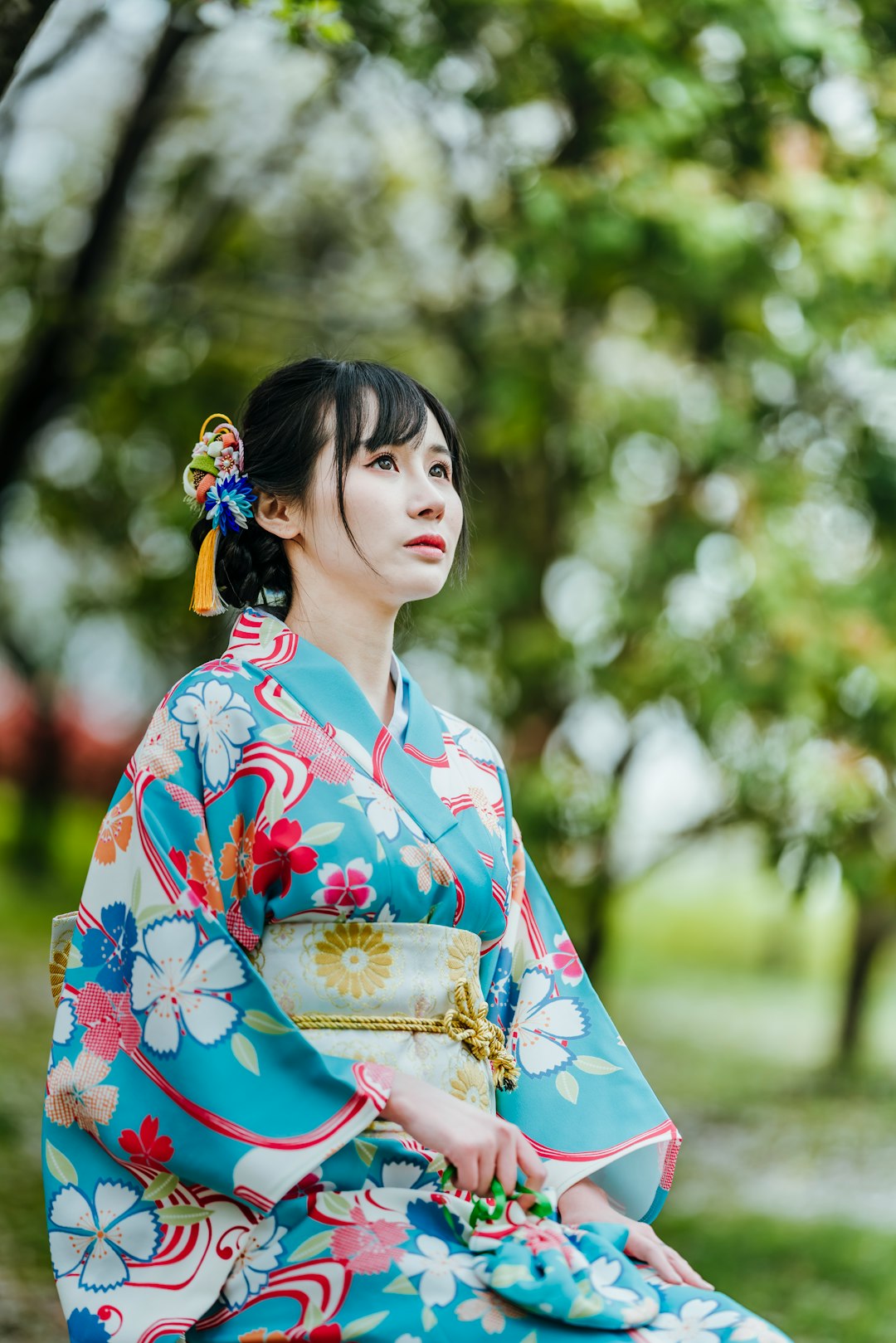 woman in white red and blue kimono