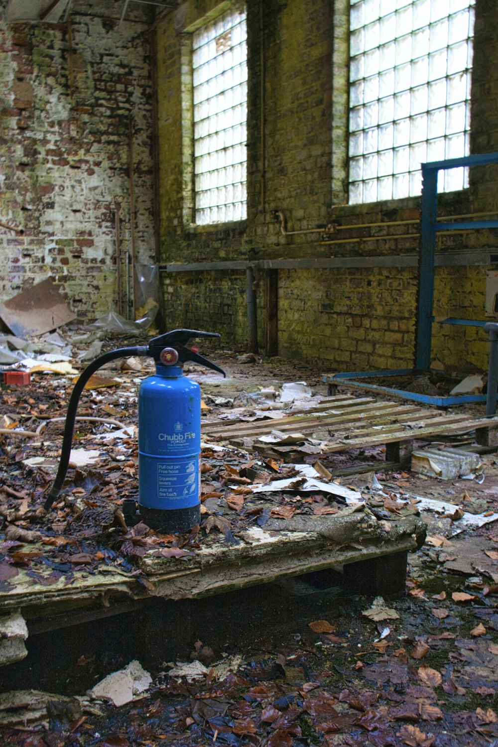 blauer Plastikbehälter auf braunem Holztisch