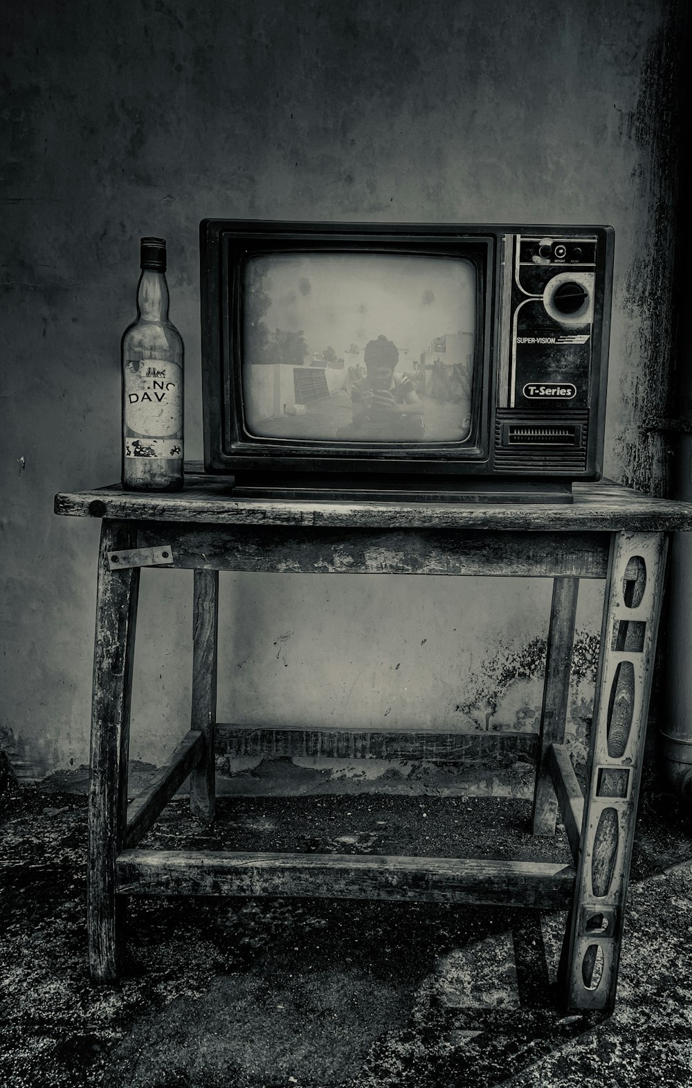Téléviseur à tube cathodique noir sur support TV en bois noir