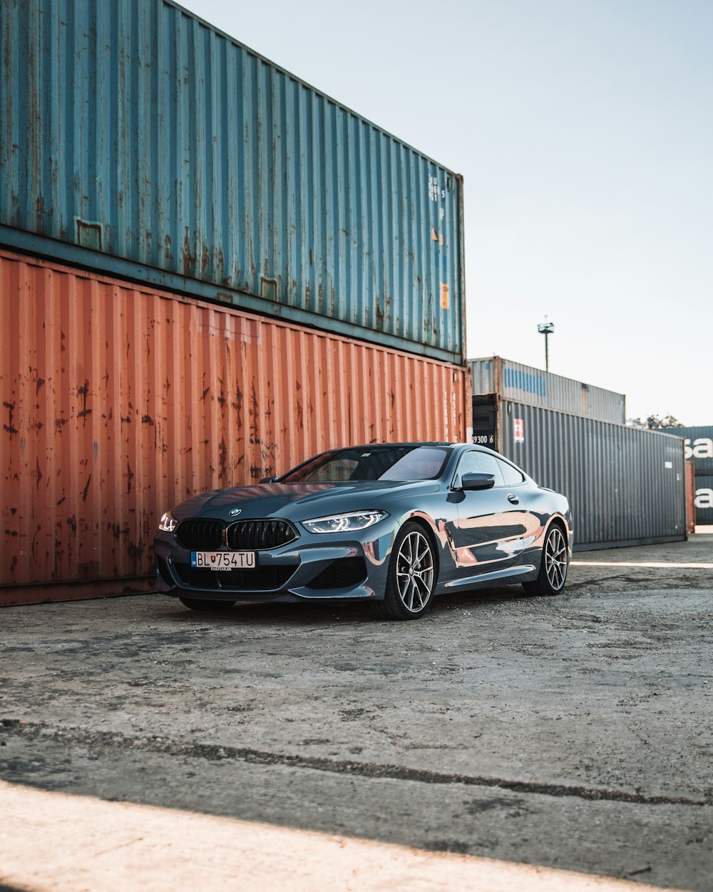 BMW M 3 Coupé nera parcheggiata accanto al muro marrone