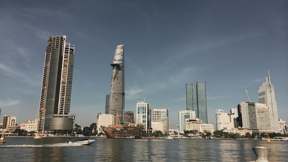 Skyline della città attraverso lo specchio d'acqua durante il giorno