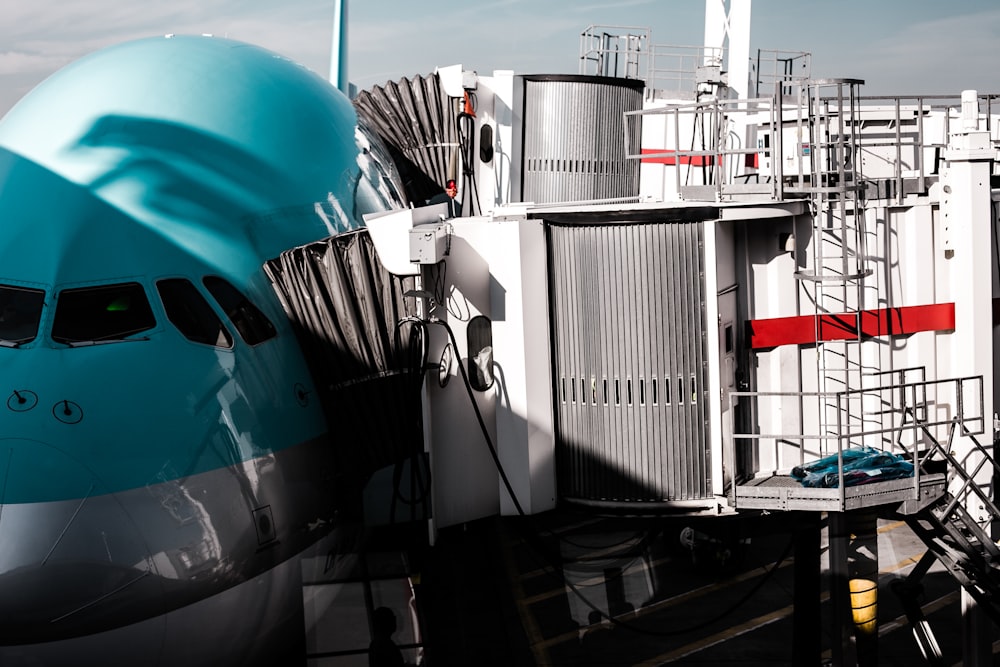 weißes und blaues Schiff tagsüber im Dock