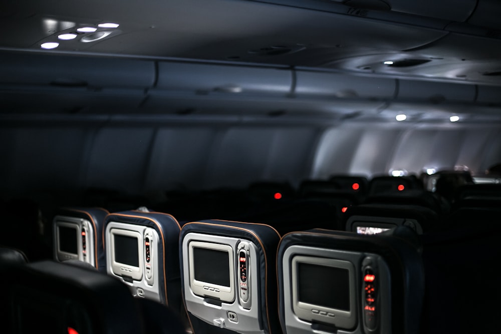 assentos de avião pretos e cinzas