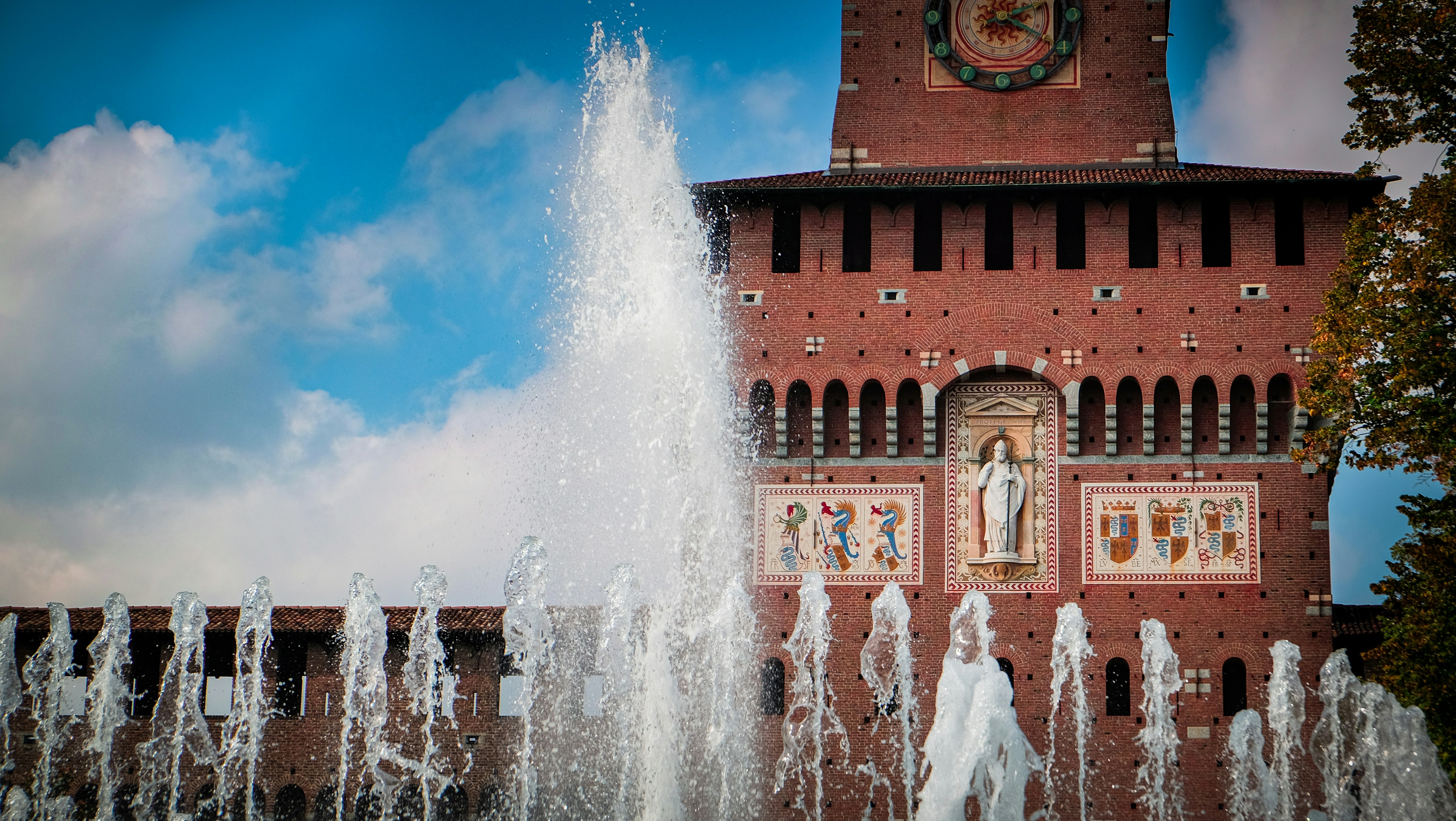 fontaine d’eau en face du bâtiment brun