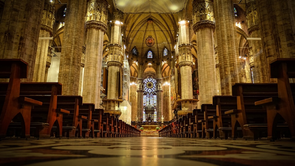 cadeiras de madeira marrom dentro da catedral