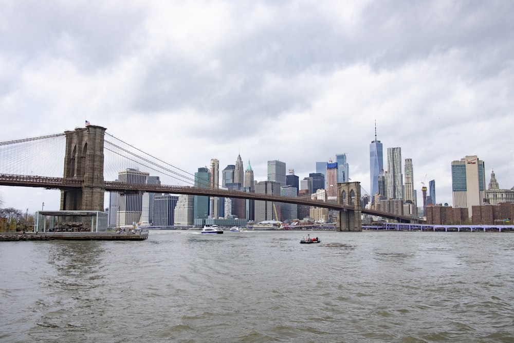 puente sobre el agua bajo el cielo nublado durante el día