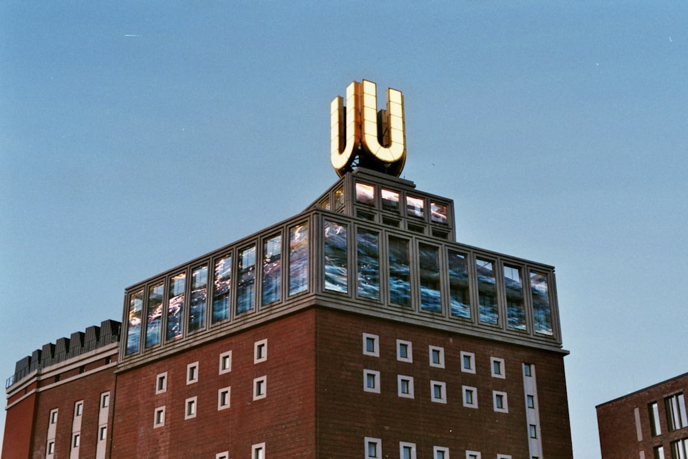 Edificio de hormigón marrón y negro bajo el cielo azul durante el día