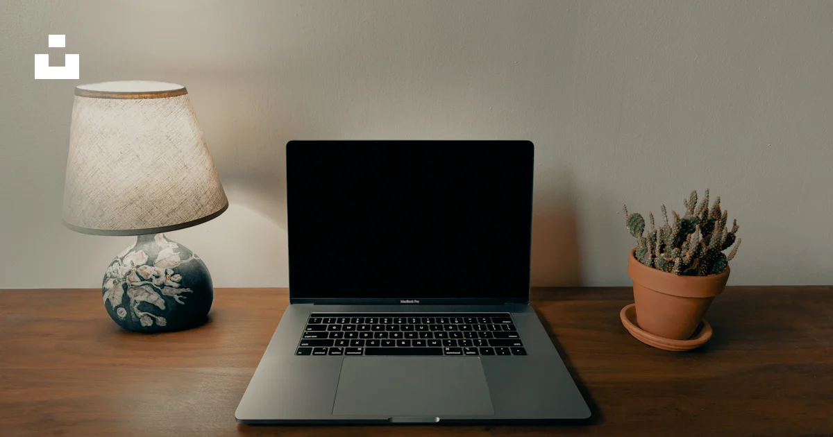 Macbook pro on brown wooden table photo – Free Charlotte Image on Unsplash