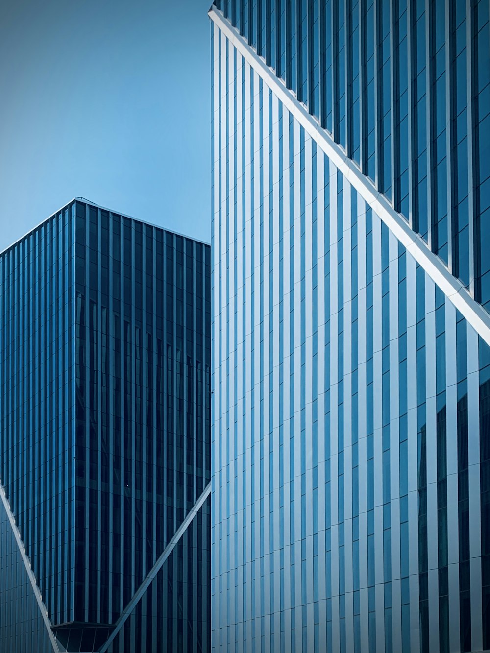 Edificio de gran altura con paredes de vidrio blanco y negro