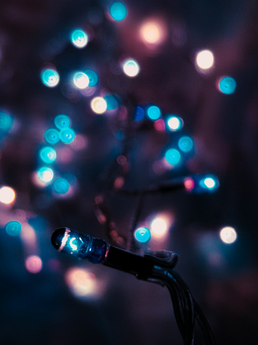 Micrófono negro con luces en fotografía bokeh