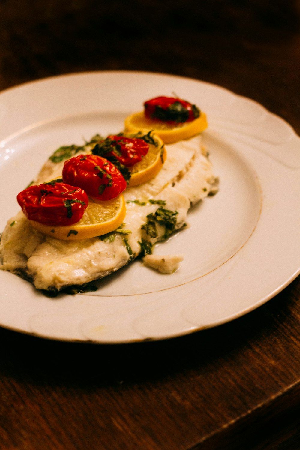 Pâte blanche et brune à la fraise sur le dessus sur assiette en céramique blanche