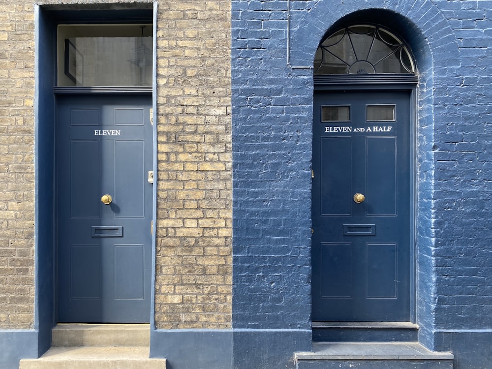 puerta de madera azul en edificio de ladrillo marrón