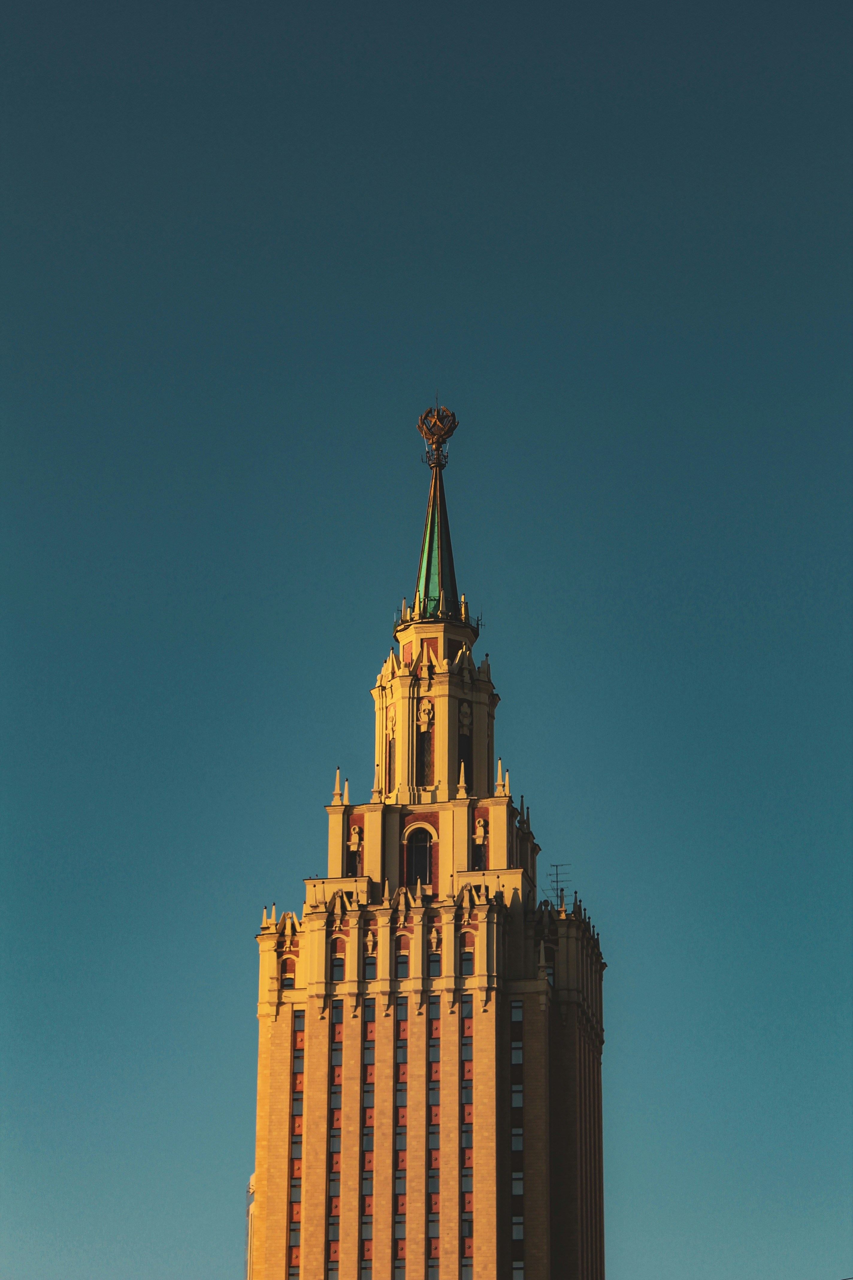 edificio in cemento marrone sotto il cielo blu durante il giorno