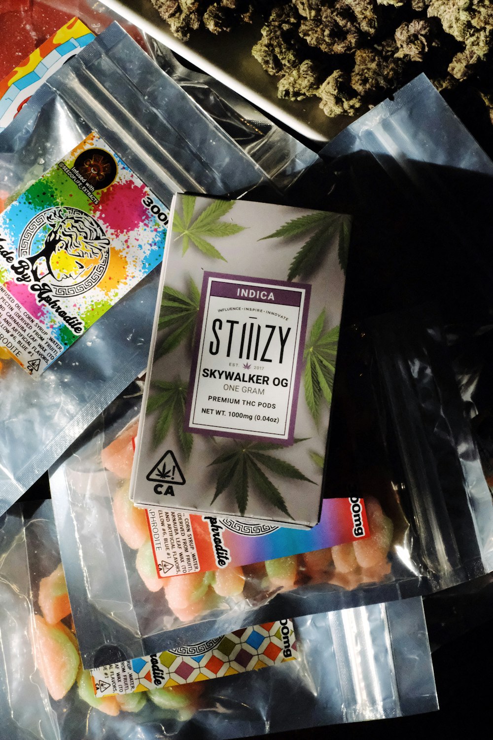 Un paquete de marihuana encima de una bolsa de plástico