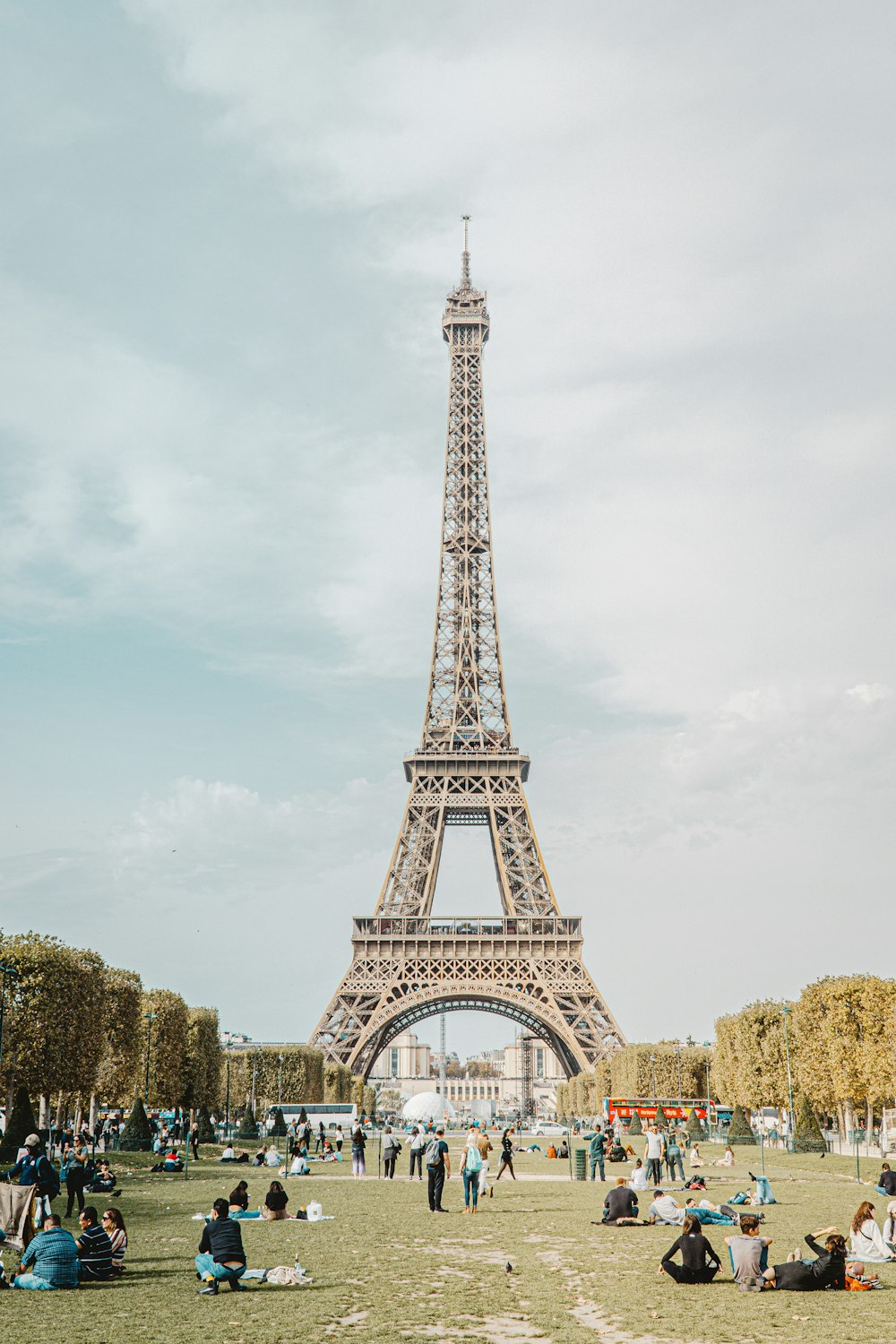 Torre Eiffel sotto il cielo blu durante il giorno